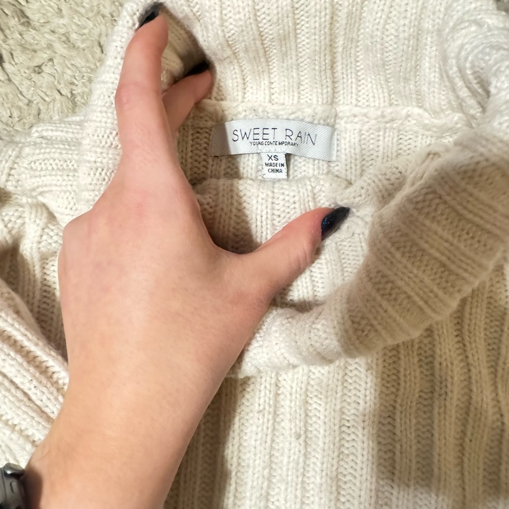 Sweet Rain Women's cropped Ivory Turtleneck Sweater